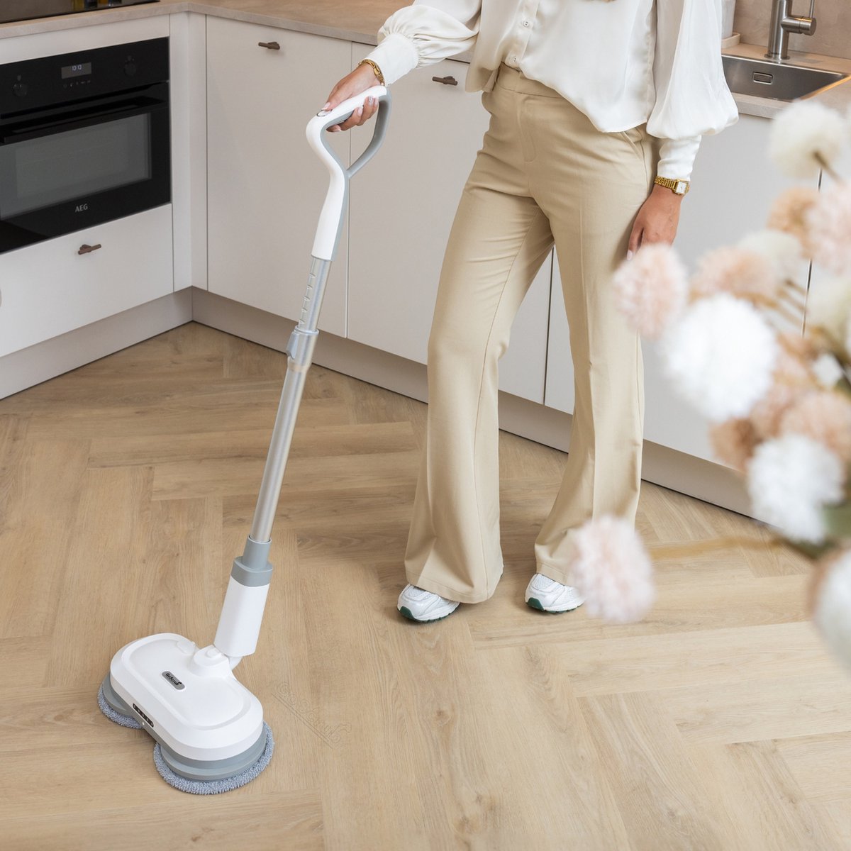 GoScrub® Elektrische Dweil - Draadloos - Vloerreiniger voor Harde en Houten Vloeren - Stille en Wendbare Mop - Efficiënt Dweilsysteem met Oplaadbare Accu