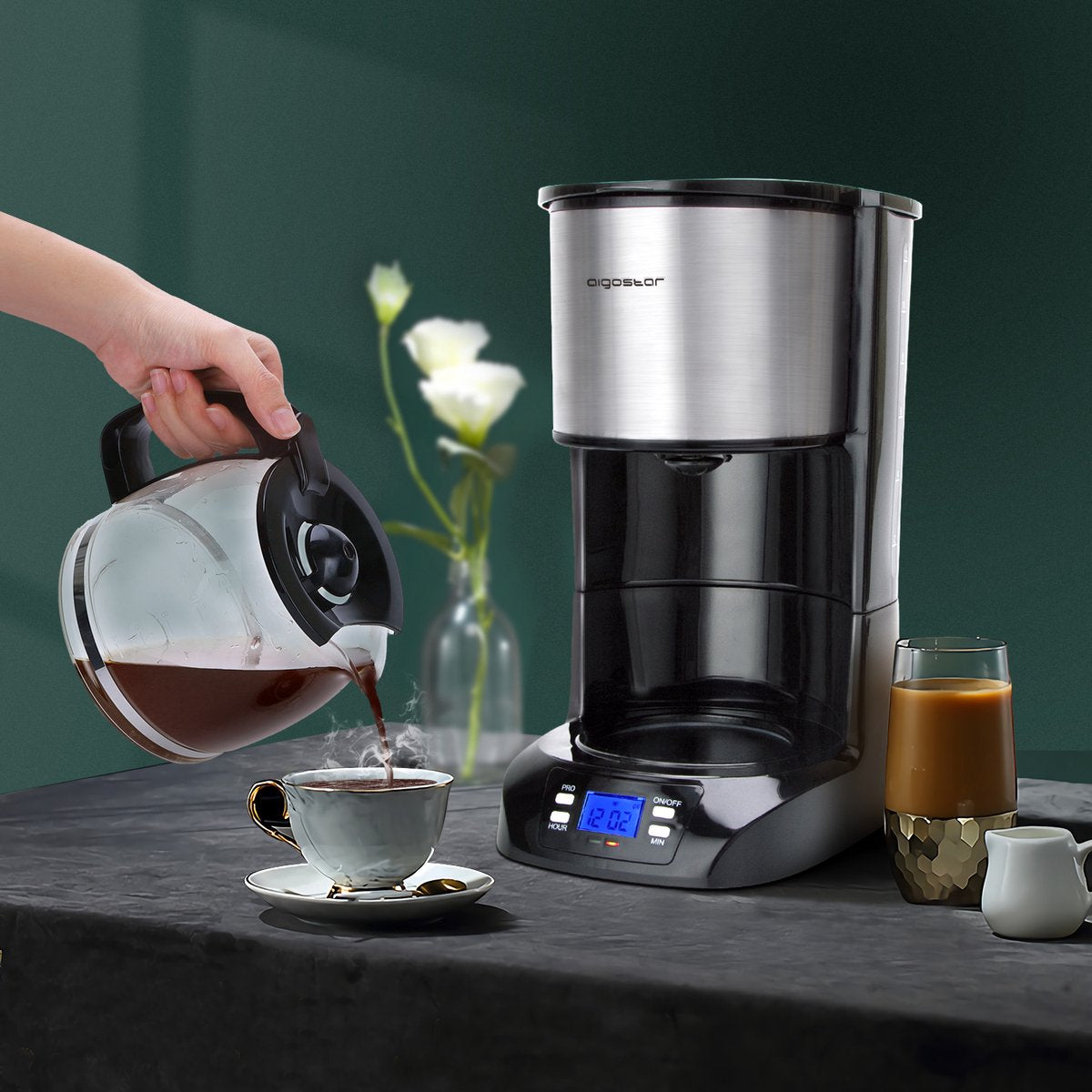 Aigostar Benno - Koffiezetapparaat - Filterkoffie - 12 kopjes - Koffiemachine - met Glazen Kan - Digitaal Display, Timer en Warmhoudplaat - Zwart/RVS •