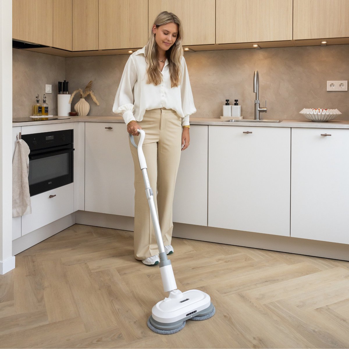 GoScrub® Elektrische Dweil - Draadloos - Vloerreiniger voor Harde en Houten Vloeren - Stille en Wendbare Mop - Efficiënt Dweilsysteem met Oplaadbare Accu