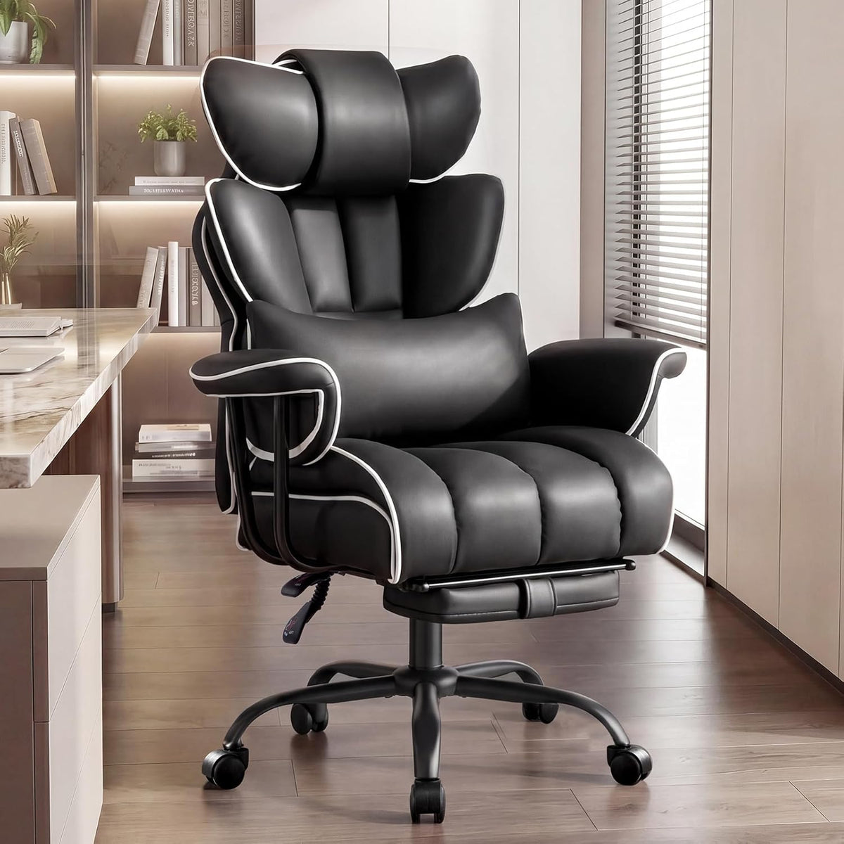 Furniliving bureaustoel voor grote en lange mensen (180 kg), ergonomische directiestoel met brede zitting, verstelbare rugleuning, lendensteun, hoge rugleuning, leren gamingstoel met voetensteun en kussen, zwart