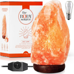 The Body Source Zoutlamp (5-7 kg) met dimschakelaar licht op een houten standaard - nachtlampje incl. 10W gloeilampen en geschenkdoos