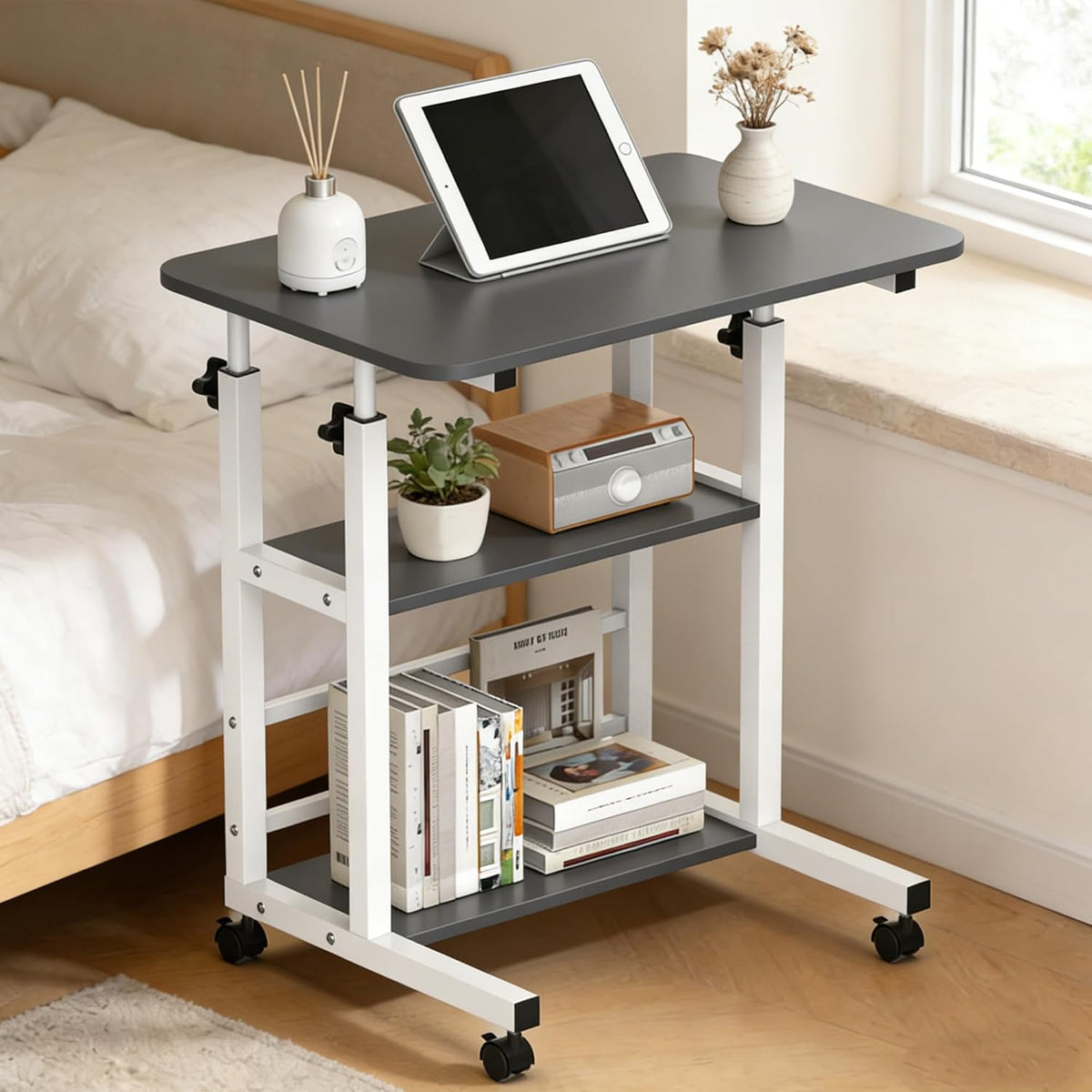 Verdego In hoogte verstelbaar bureau, bijzettafel met wielen, 2 planken, pc-tafel 40 x 60 x 63-90 cm, ruimtebesparend, kleine mobiele computertafel voor thuiskantoor, bank, bed (zwart)