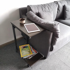 KKTONER Sofa tafel bijzettafel boven bed glijbaan hoogte verstelbare houten laptop bank mobiele eettafel snack eindtafel met wielen walnoot kleur (walnoot)