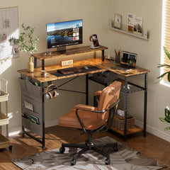 HLONONE L-vormig bureau met led en stopcontacten, 110 x 80 cm, hoekbureau met plank, computertafel met monitorstandaard en opbergtas, gamingtafel L-vorm voor kantoor, thuiskantoor, bruin