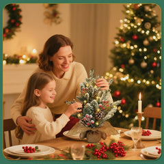 Aigostar kerstboom van 35 cm met ingebouwde verlichting - Kleine, besneeuwde boom versierd met dennenappels en rode bessen - Perfect voor de woonkamer, slaapkamer of kinderkamer
