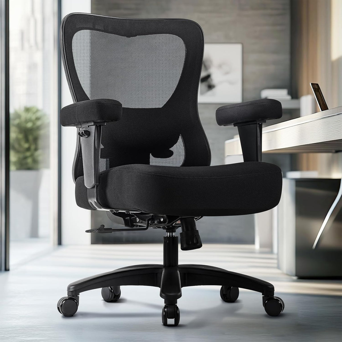 Grote Bureaustoel, ergonomische bureaustoel met 4-voudig verstelbare lendensteun, dikker zitkussen, 2D-armleuningen, schommelfunctie, stabiele, comfortabele computerstoel met mesh-bekleding.