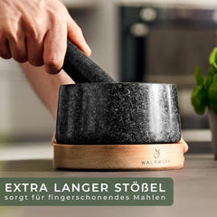 WALDWERK Vijzel met stamper, vijzel op luxe en stabiele eikenhouten basis, vijzel met extra lange stamper van natuurlijk graniet •