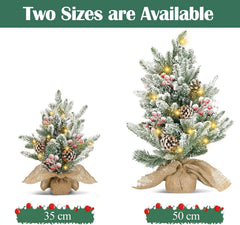Aigostar kerstboom van 35 cm met ingebouwde verlichting - Kleine, besneeuwde boom versierd met dennenappels en rode bessen - Perfect voor de woonkamer, slaapkamer of kinderkamer