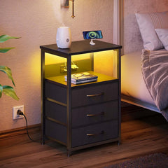 Rolanstar Nachtkastje met oplaadfunctie en led, salontafel met 3 stoffen laden, USB-poorten en stopcontacten, bijzettafels voor woonkamer, slaapkamer, Zwart, 40 x 30 x 60 cm